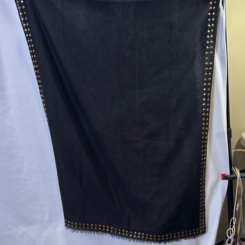 Black lightweight wrap with gold tabs.  Fringed on ends.27” wide x 72” long. GUC